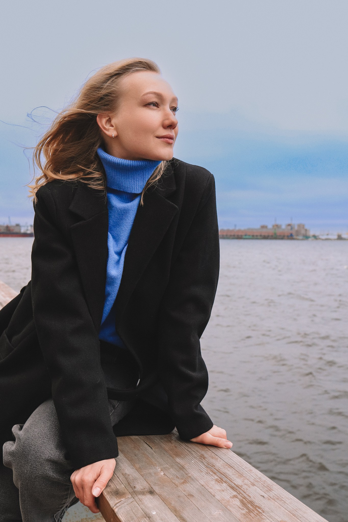 Индивидуальная фотосессия. Девушка смотрит в даль