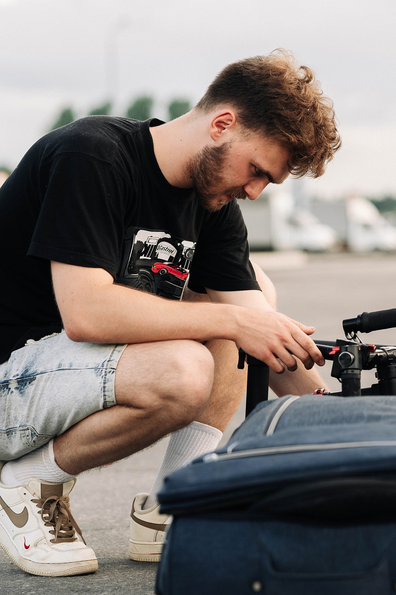 сильный мужчина в фитнес зале сидит на тренажере, рядом стоит девушка со стройной фигурой