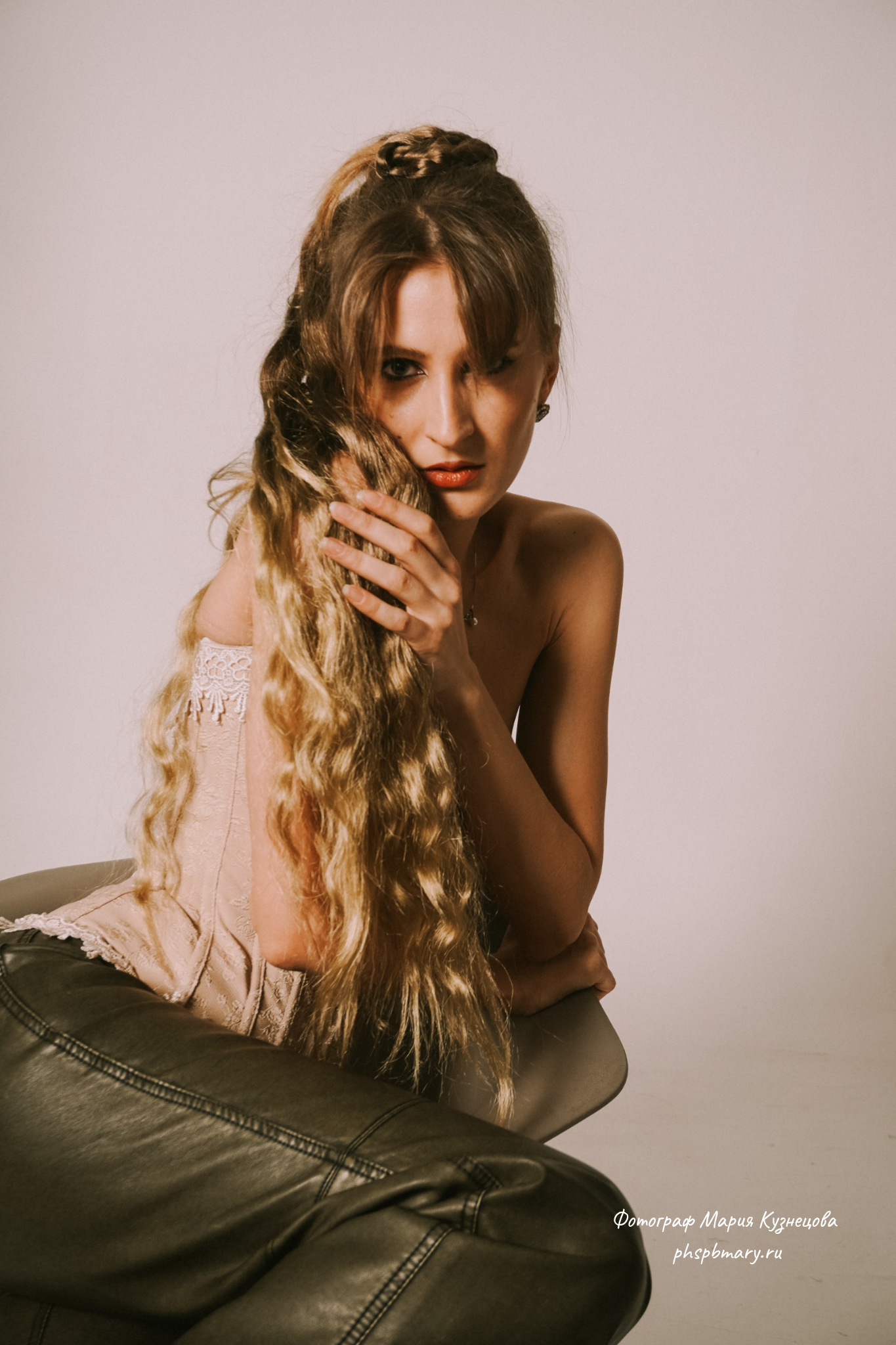 Пример с индивидуальной студийной фотосессии женского портрета на нейтральном фоне. Фотограф Кузнецова Мария. Питер.