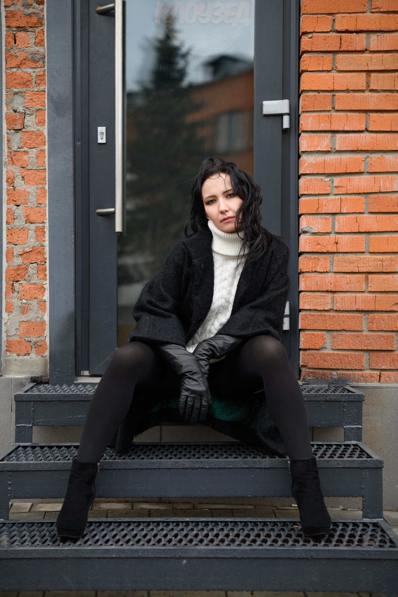 Портрет женщины, сидящей на ступеньках лестницы