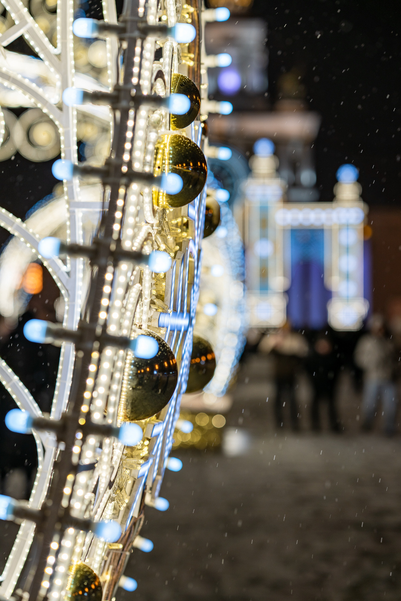 Новогодние украшения на ВДНХ в Москве