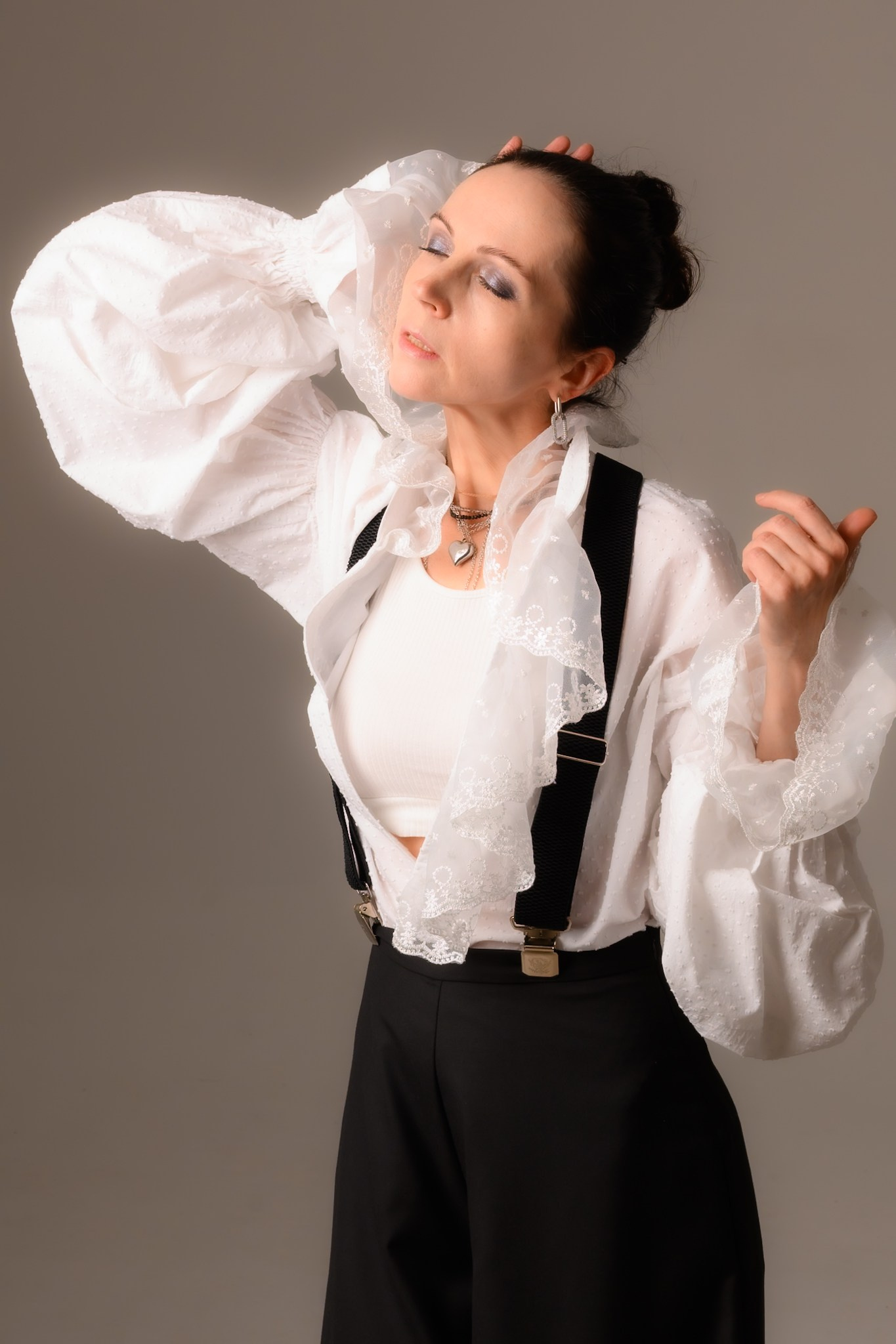 Д. З. по мягкому свету в студии