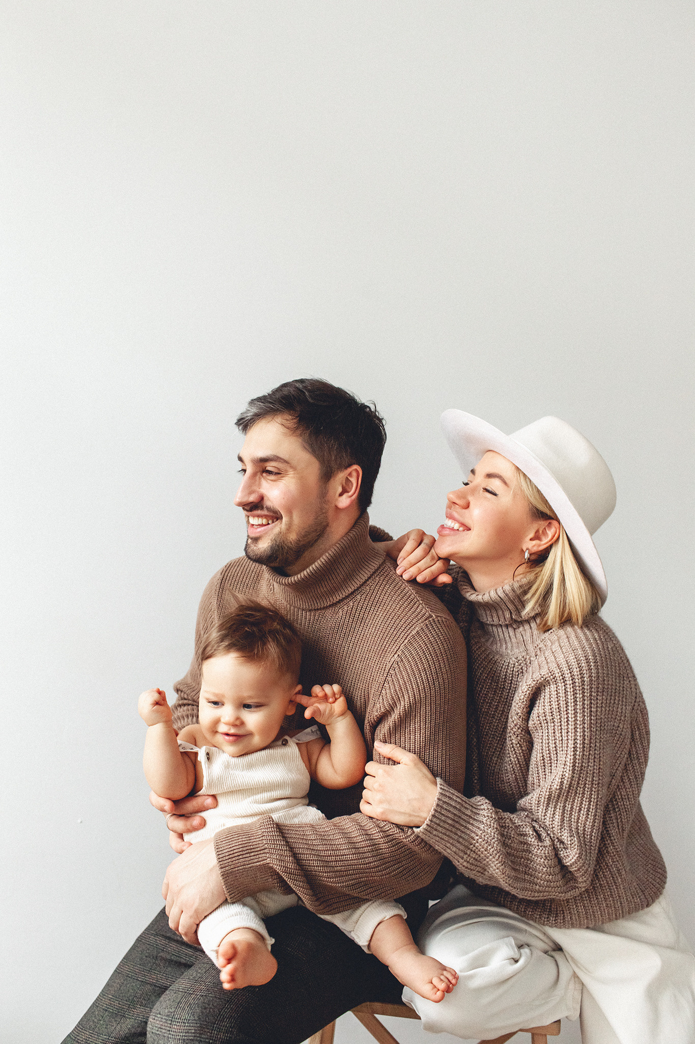 Семейная фотосессия с мамой, папой и шляпой. Детский фотограф в Самаре