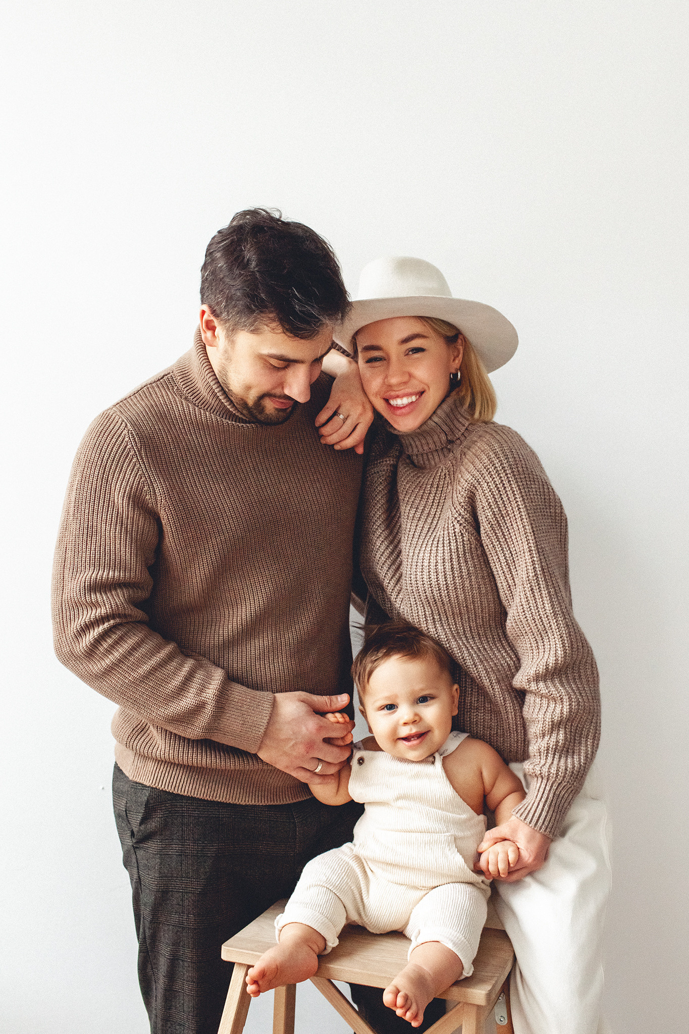 Семейная фотосессия с мамой, папой и шляпой. Детский фотограф в Самаре