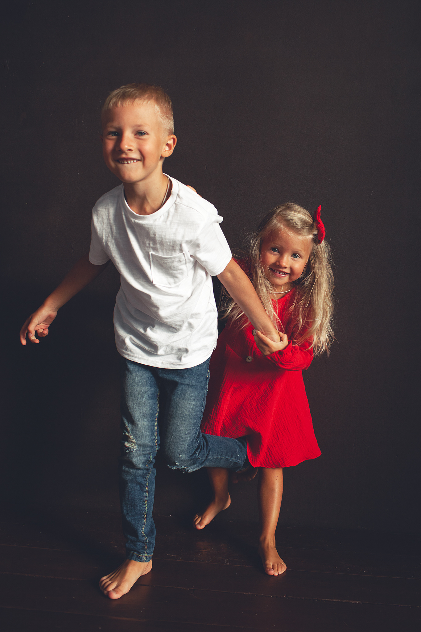 Семейная фотосессия в студии брата и сестры. Детский фотограф в Самаре