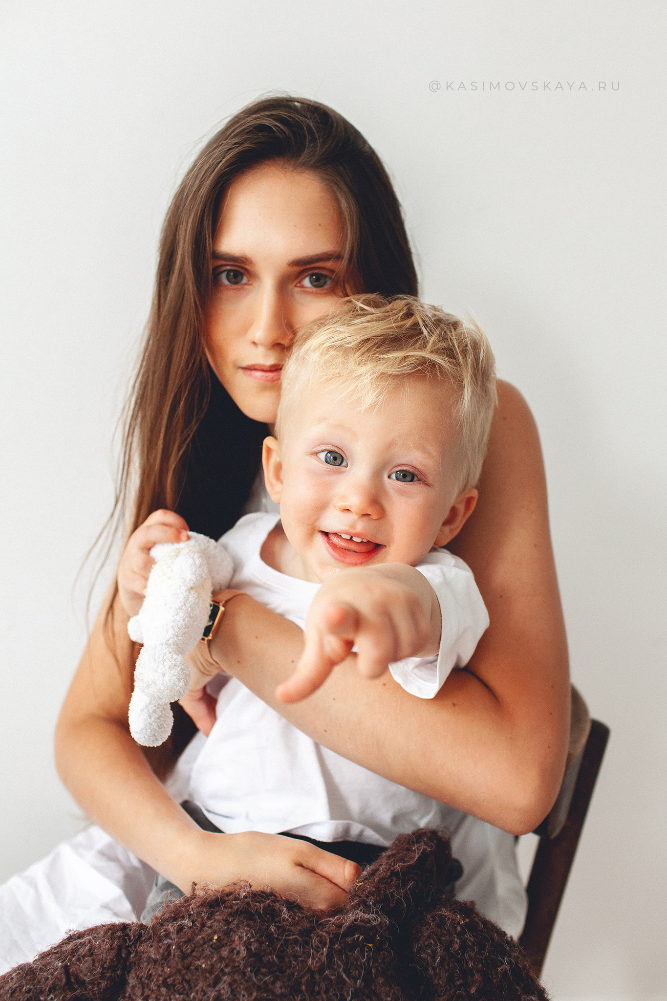 Фотосессия «Мама и сынок» в Маленькой белой студии в Самаре. Детский фотограф в Самаре