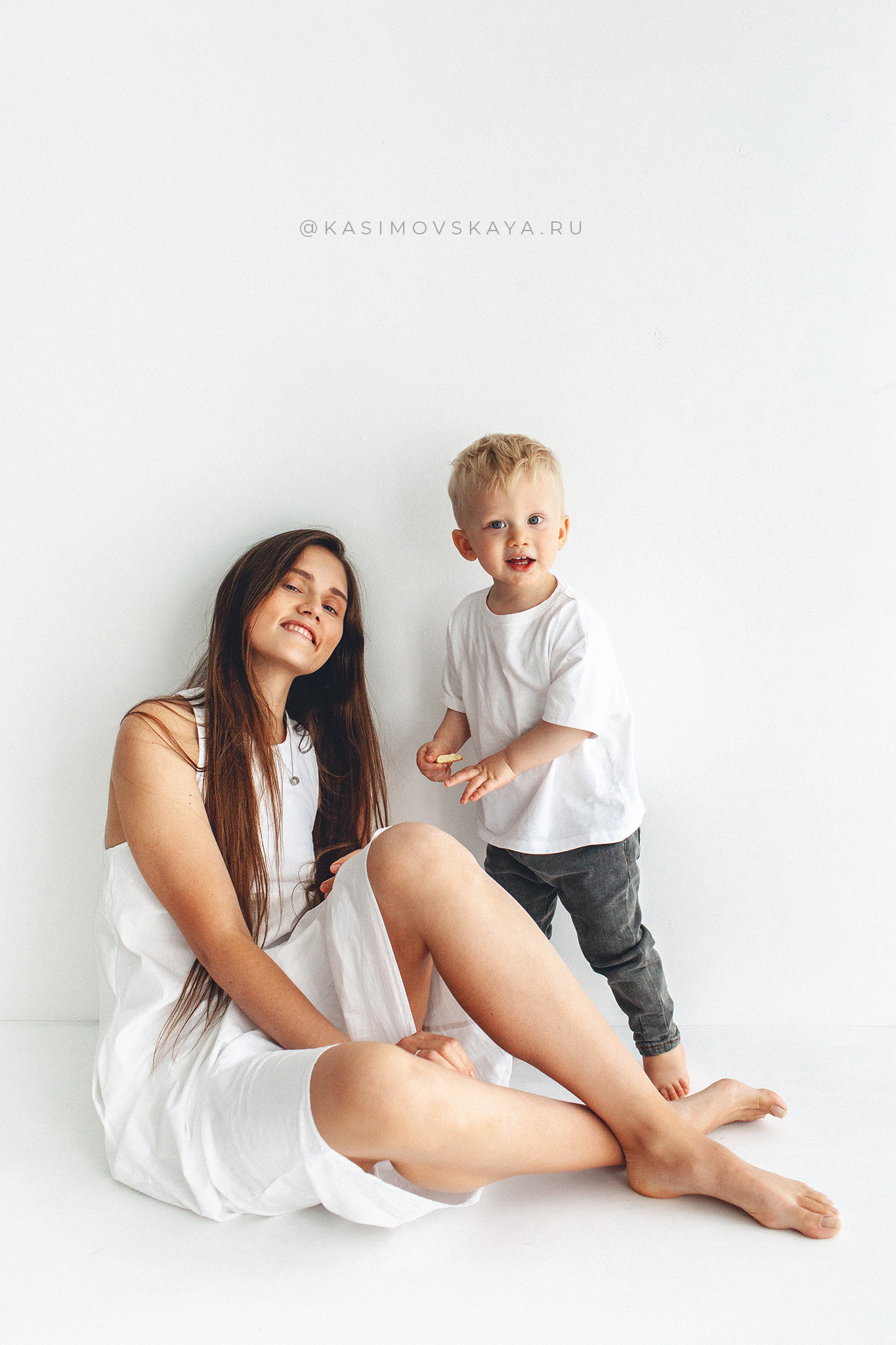 Фотосессия «Мама и сынок» в Маленькой белой студии в Самаре. Детский фотограф в Самаре