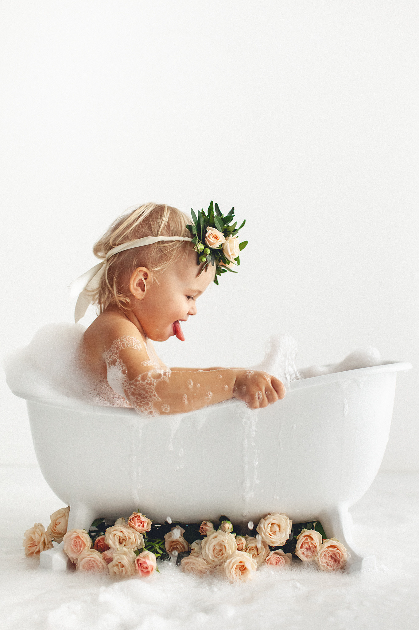 Сонечка и цветочки. Детский фотограф в Самаре