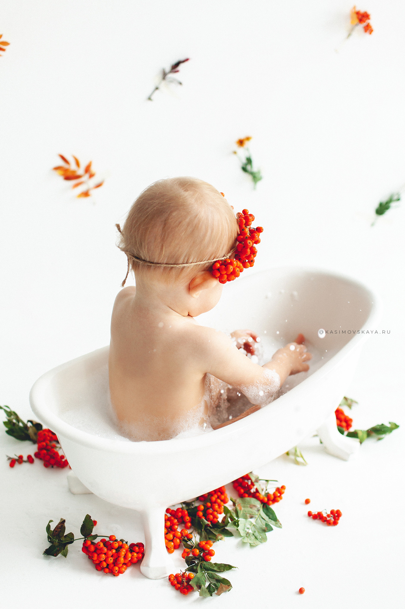 Фотосессия с Рябиной и осенними листьями в маленькой ванночке. Детский фотограф в Самаре