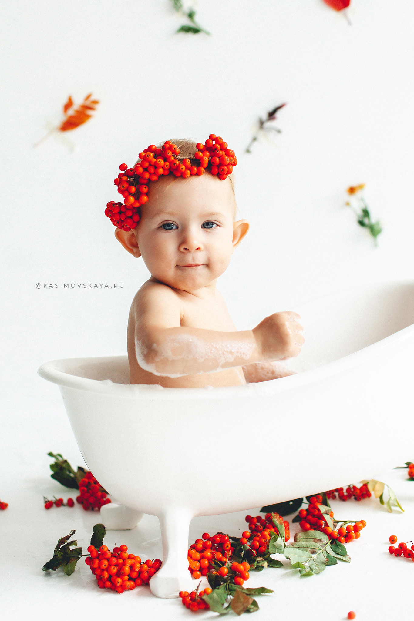 Фотосессия с Рябиной и осенними листьями в маленькой ванночке. Детский фотограф в Самаре