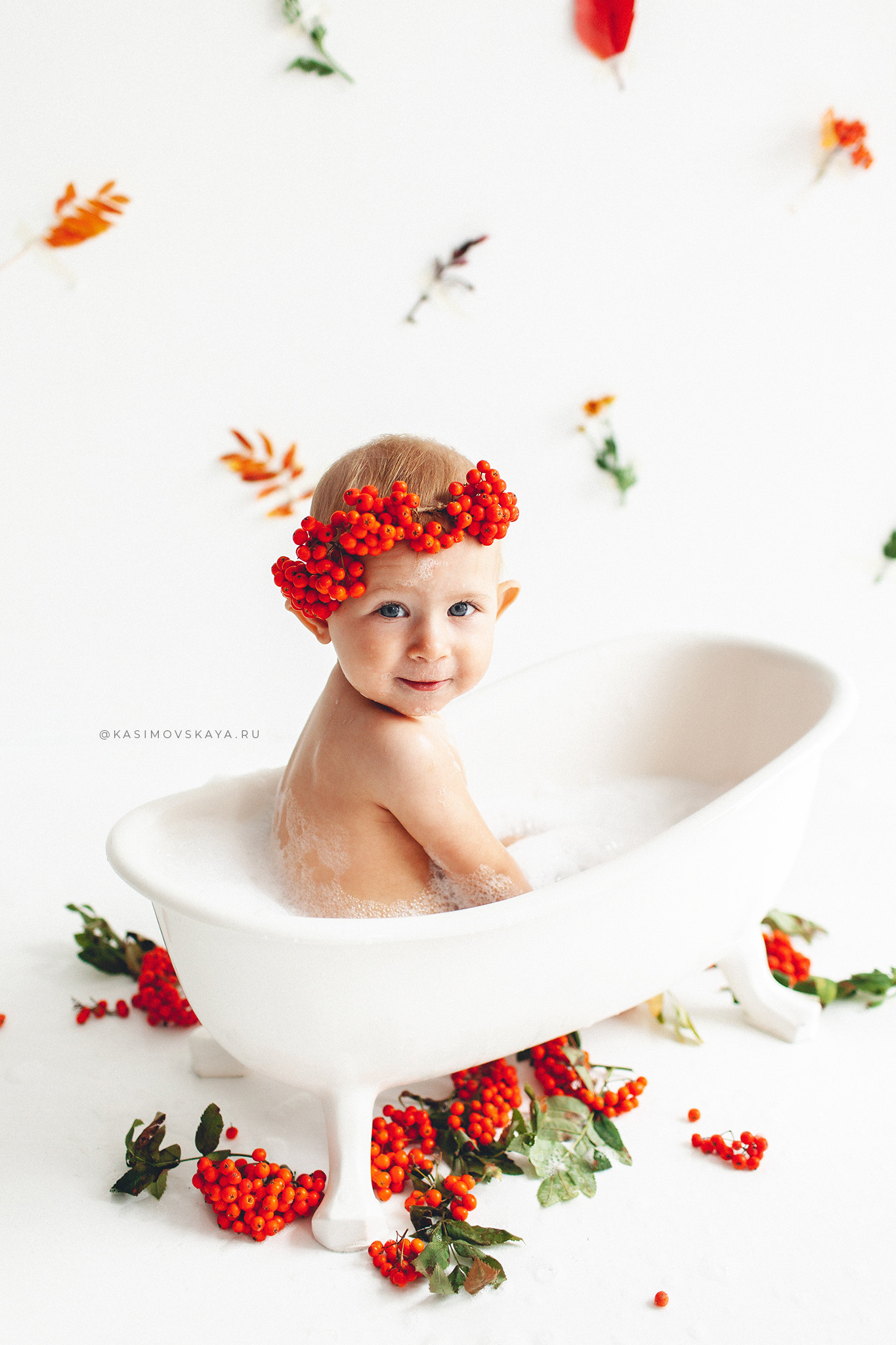 Фотосессия с Рябиной и осенними листьями в маленькой ванночке. Детский фотограф в Самаре