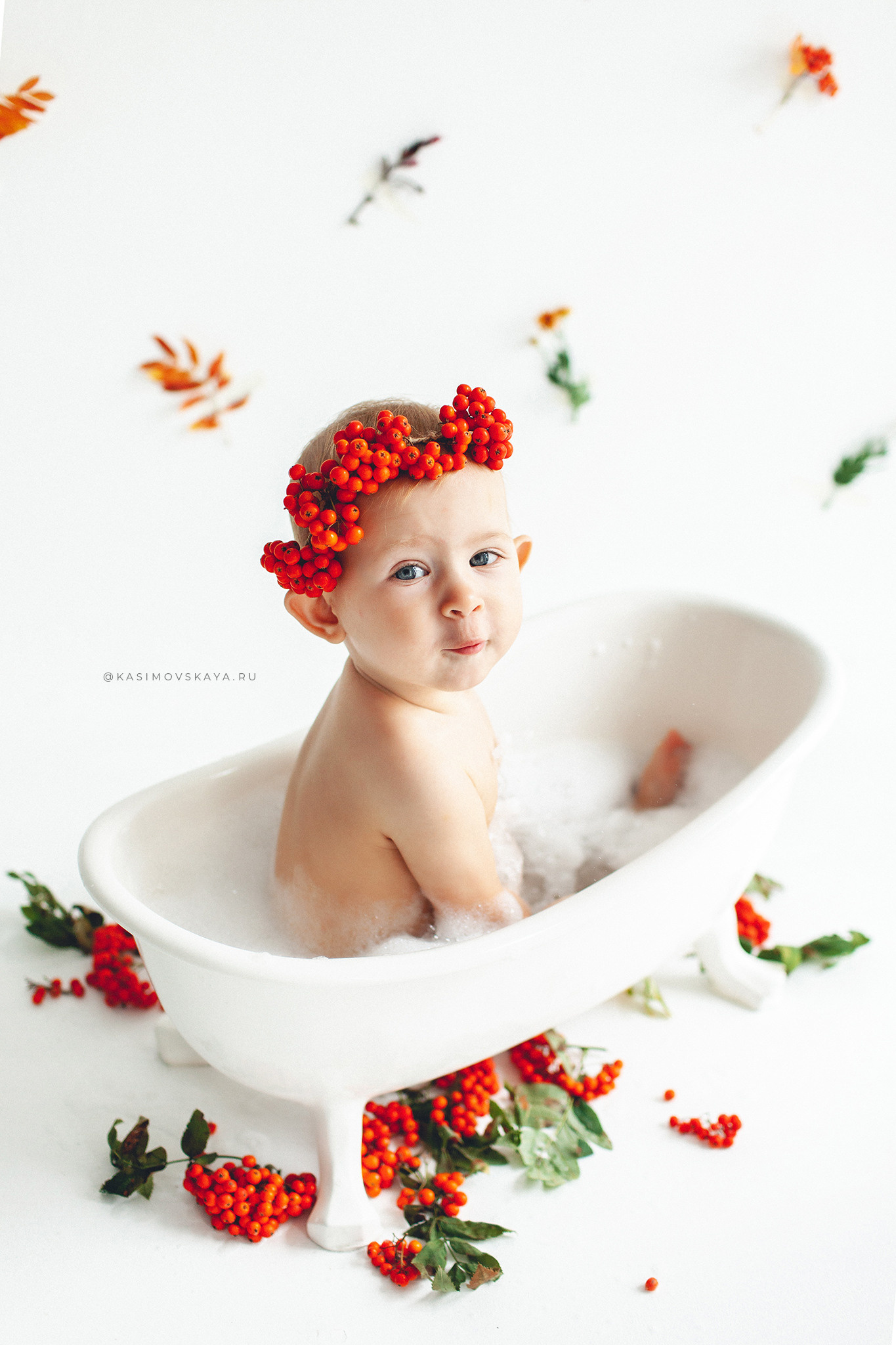 Фотосессия с Рябиной и осенними листьями в маленькой ванночке. Детский фотограф в Самаре