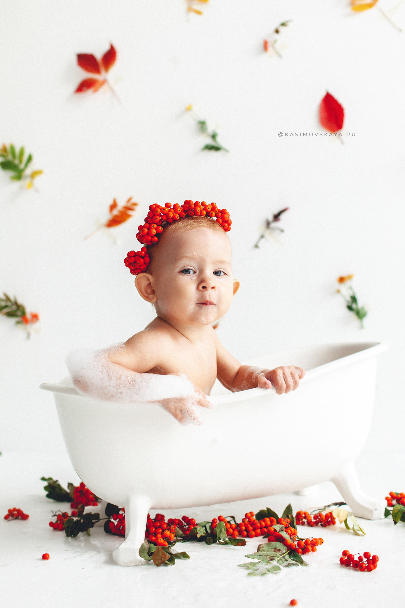 Фотосессия с Рябиной и осенними листьями в маленькой ванночке. Детский фотограф в Самаре