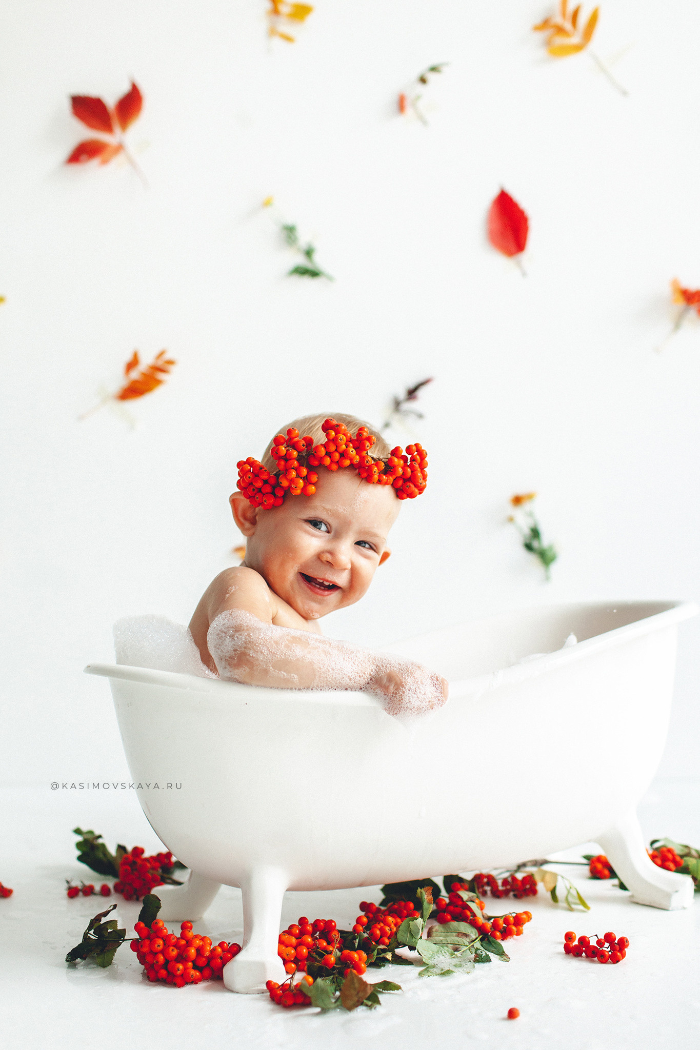 Фотосессия с Рябиной и осенними листьями в маленькой ванночке. Детский фотограф в Самаре