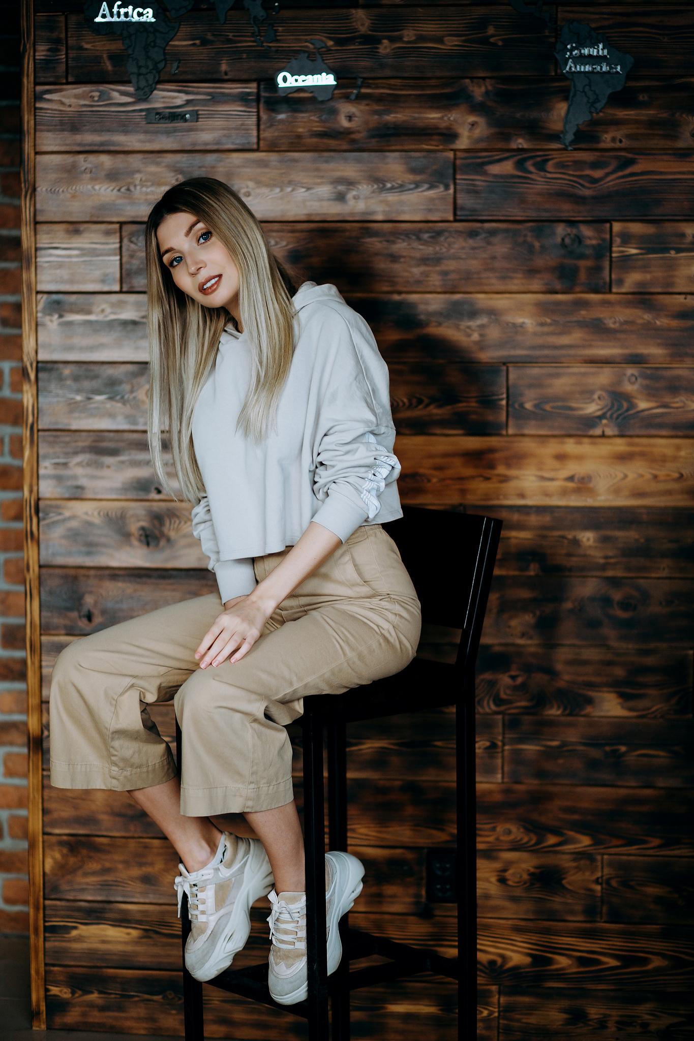 Маша и Женя. Два квадратных метра кофейни. Фотограф Антон Никандров