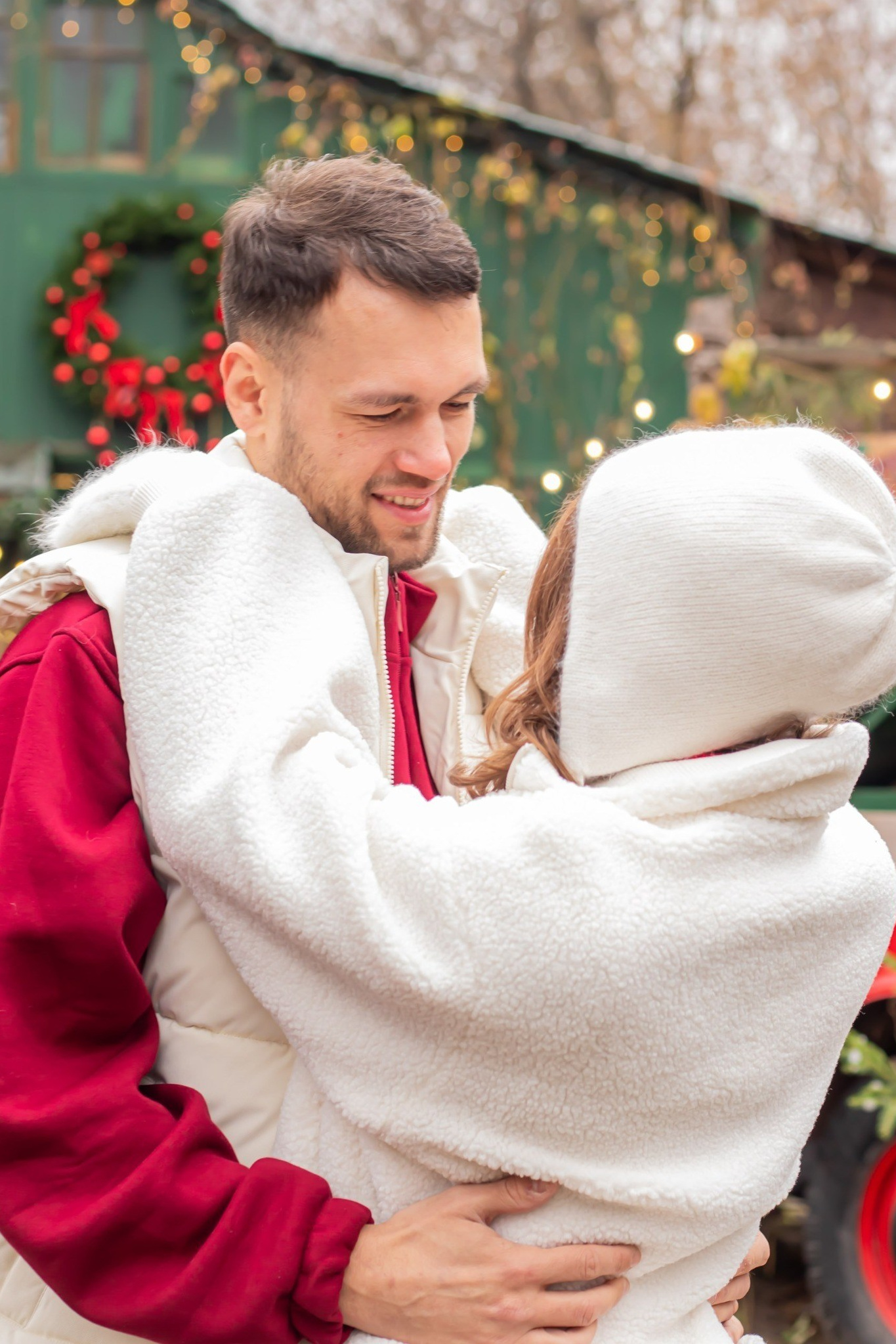 Зимняя Love Story в декорированной локации, тёплые объятия — фотограф Карасёва Елена