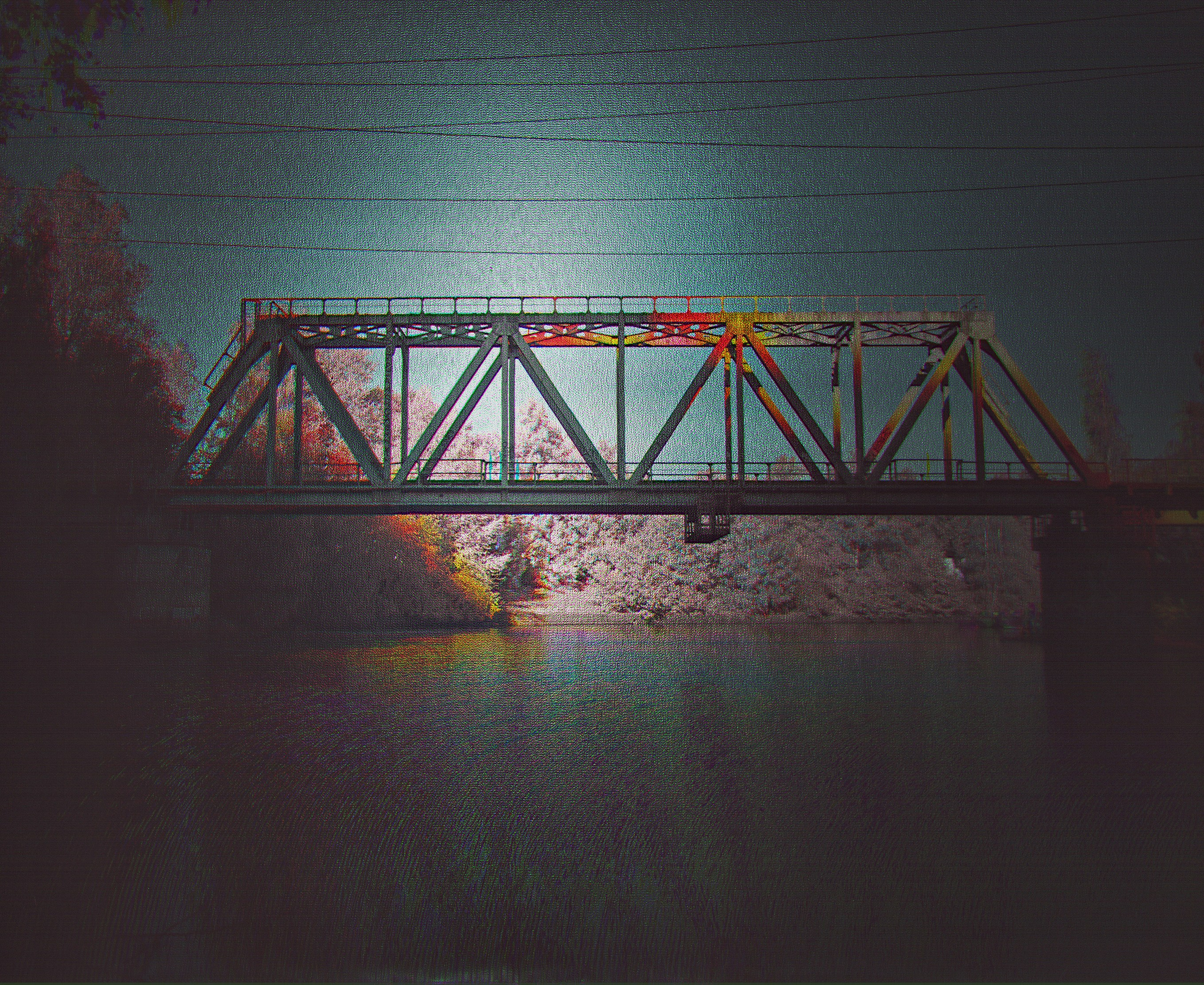 Хроно-течение Охты под заброшенным мостом. Роман Ходырев — эзотериолог, художник, фотограф и музыкант. Санкт-Петербург, Рига