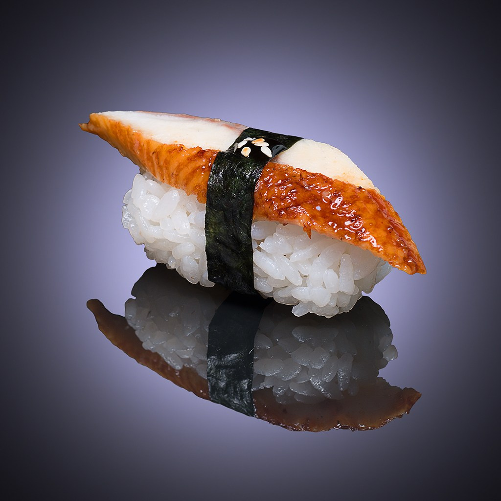 Рекламный кадр - суши на зеркальном фоне с отражением