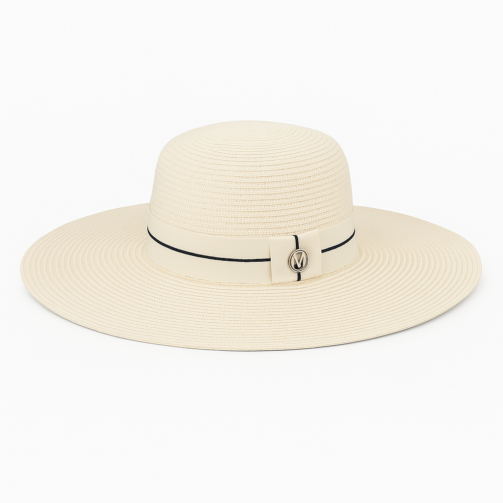 Белая фетровая шляпа с лентой на белом фоне, предметная съёмка