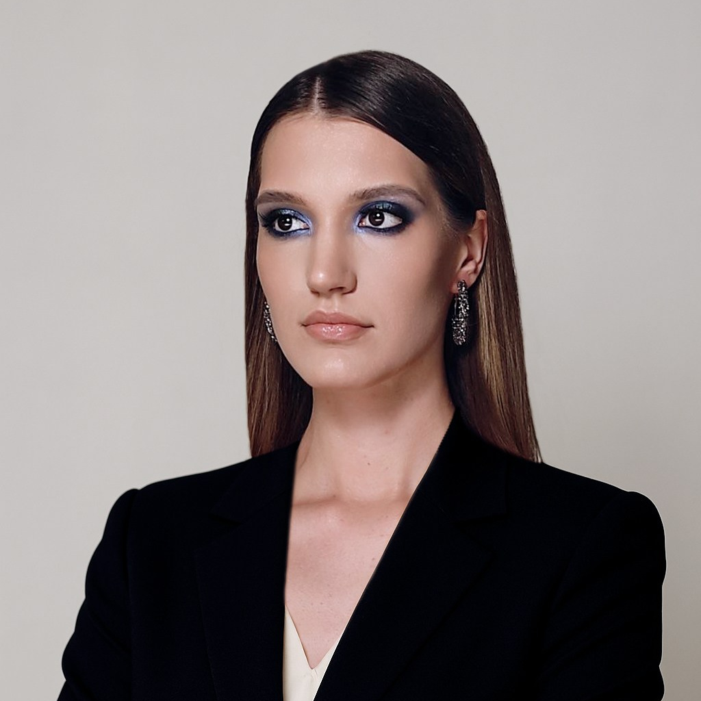 Образ для парной фотосессии: девушка в синем платье с выразительным взглядом. Индивидуальный портрет в рамках Love Story, Москва.