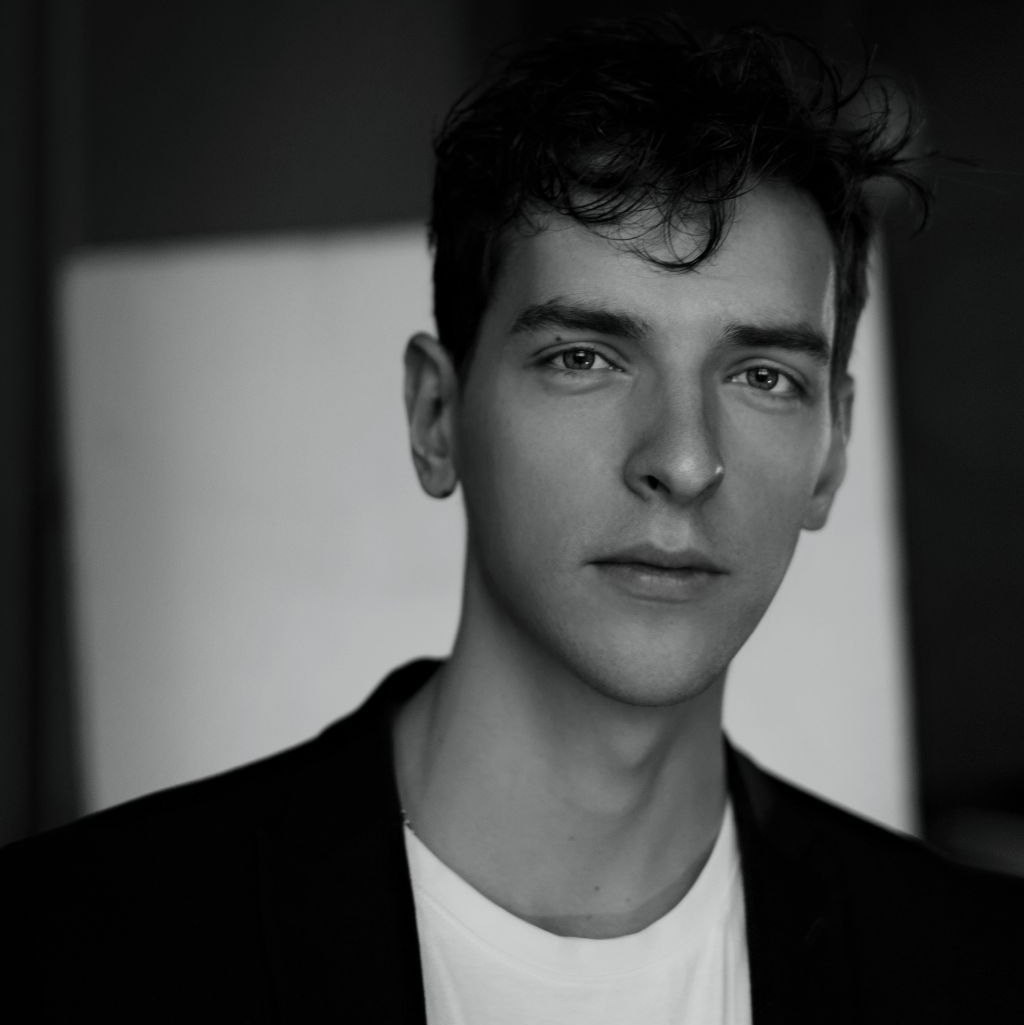 Молодая девушка модель для каталожной съемки высокая