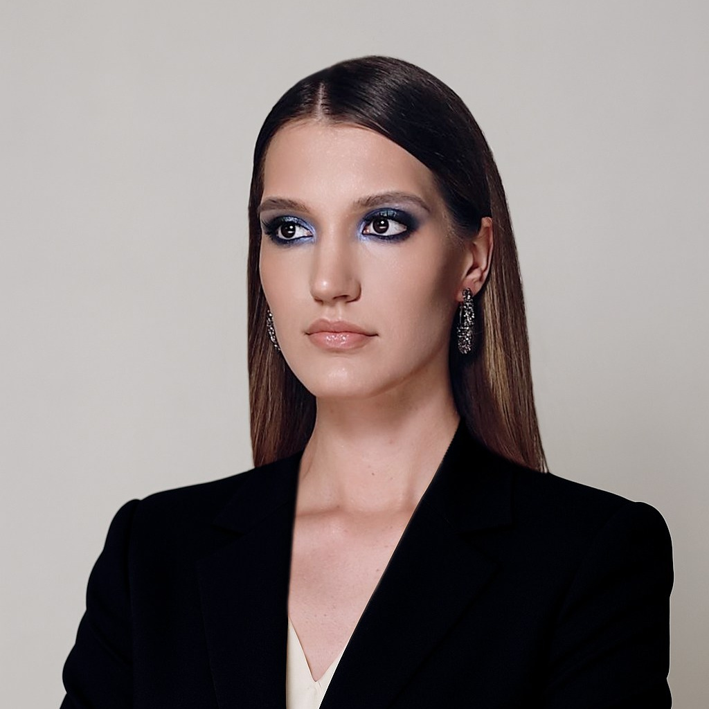 Портрет девушки в чёрной одежде на белом фоне. Символ новой уверенности в себе через фотосессию.