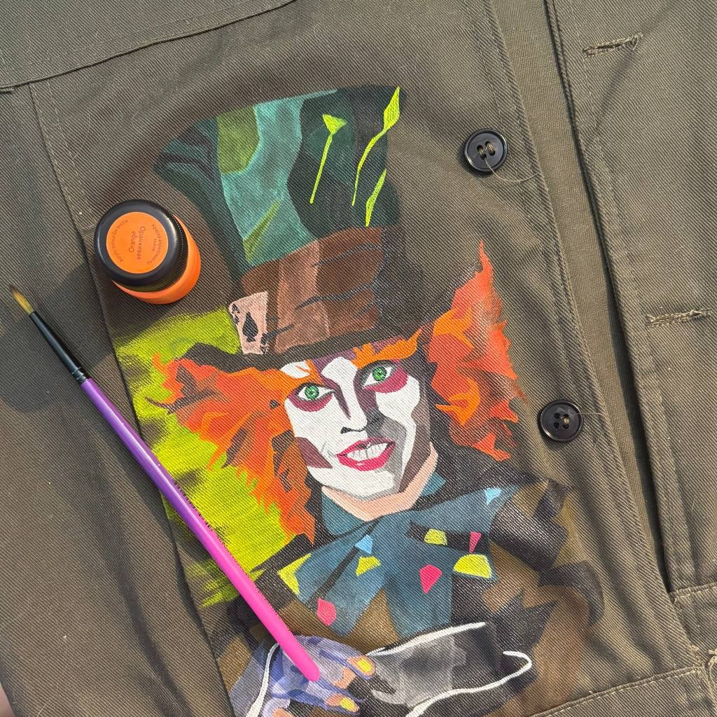 Кастомизация одежды в Екатеринбурге — ручная роспись тканевой куртки с уникальным дизайном, созданным художником под клиента