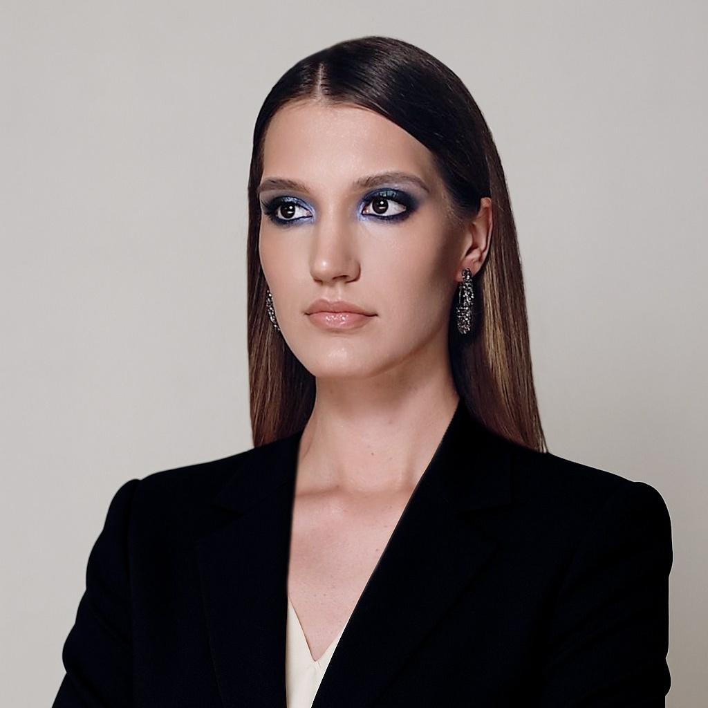 Портрет девушки в чёрном пиджаке на светлом фоне. Профессиональная фотосессия и что в неё входит.