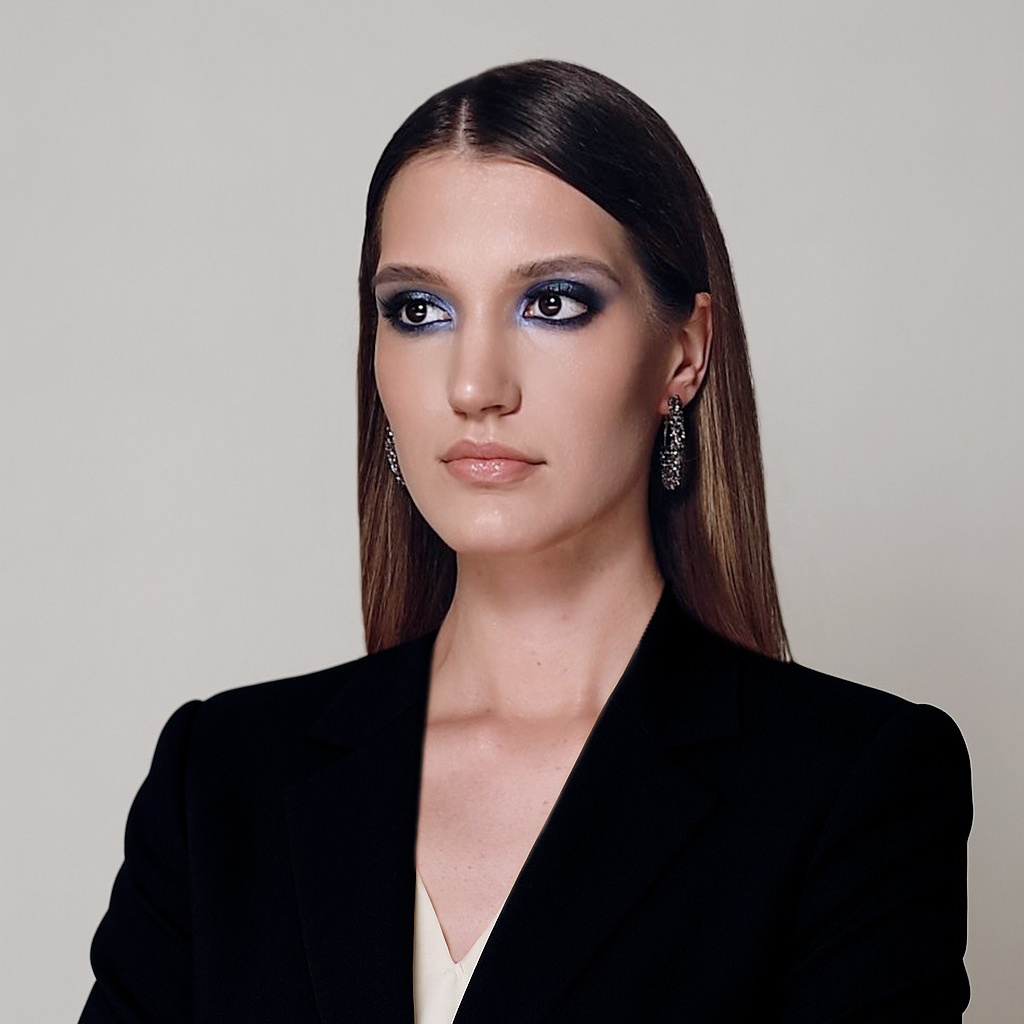 Как не стесняться перед объективом — индивидуальная студийная фотосессия с уверенной позой и мягким светом.