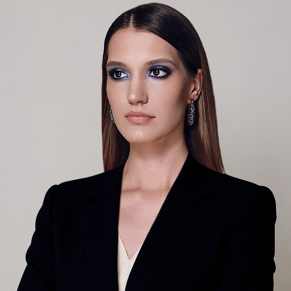 Девушка в черном костюме на студийной фотосессии 