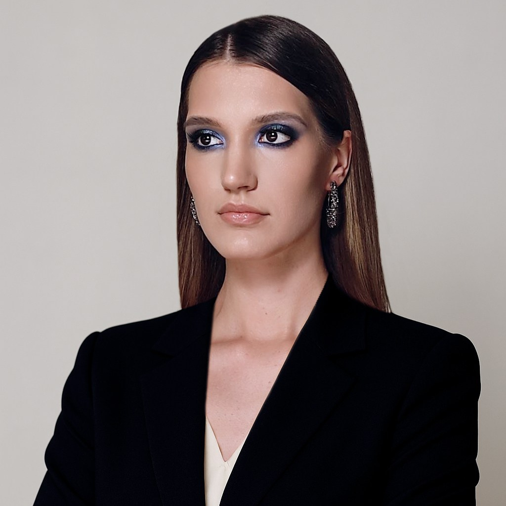 Деловой портрет девушки в чёрном жакете на светлом фоне.