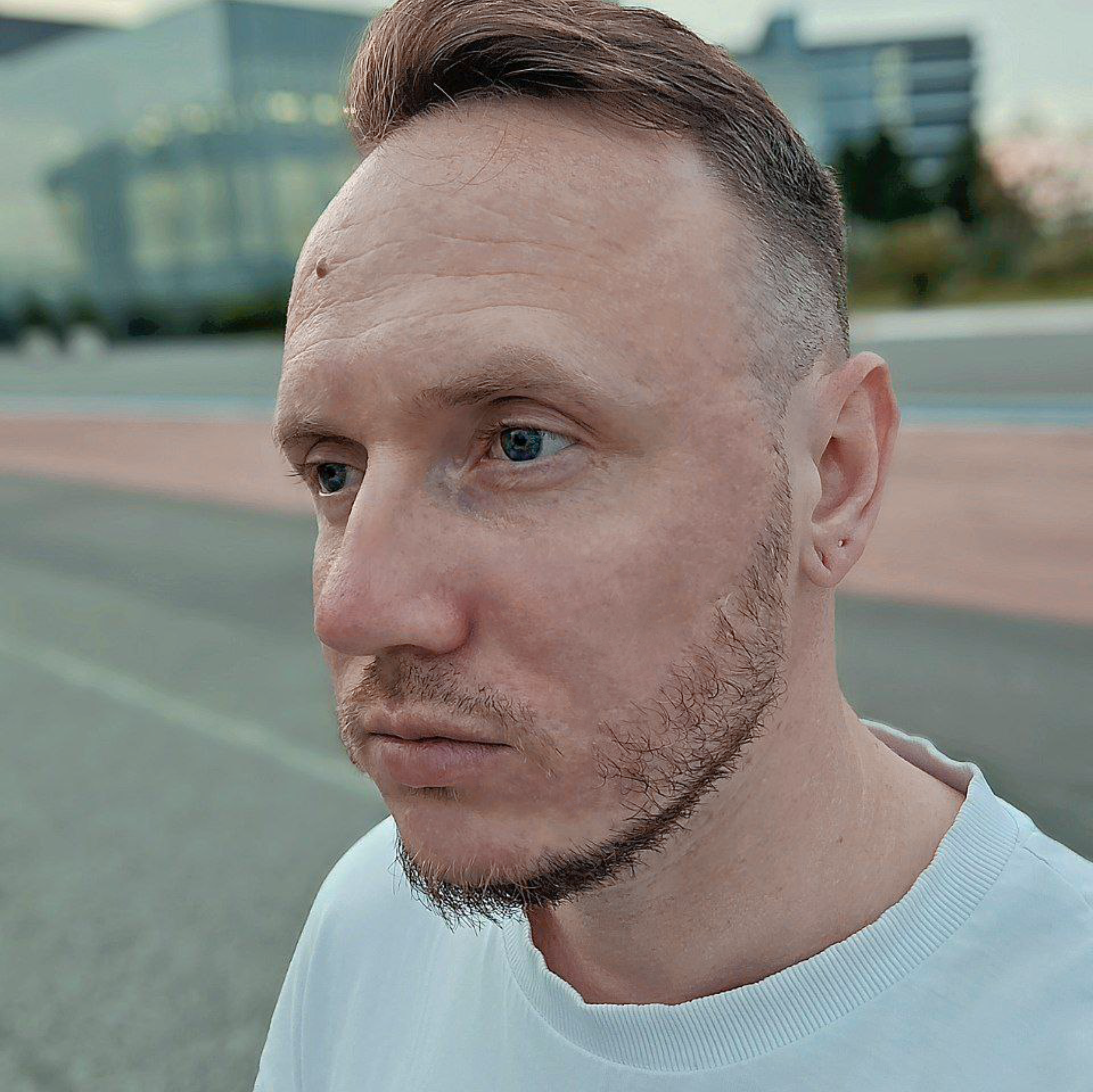 Фотограф Евгений Галямов в Сочи и Сириусе, основатель и UI/UX дизайнер, автор индивидуальных и контент-съёмок.