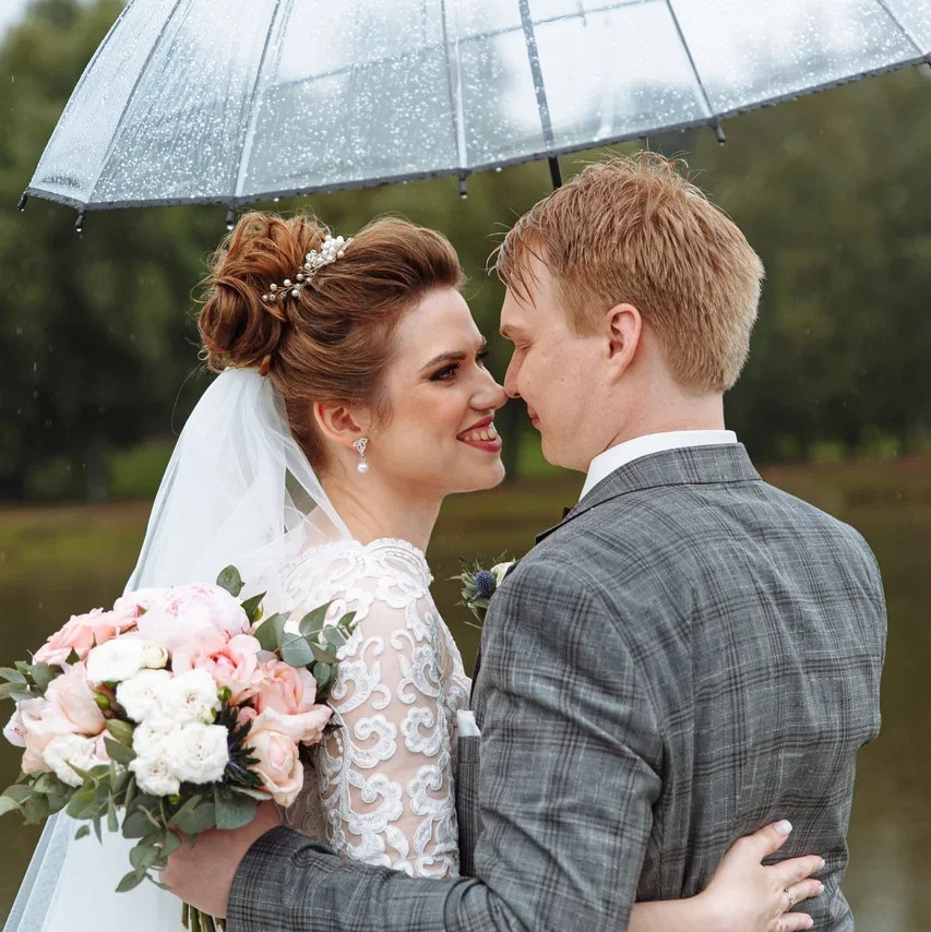 Свадебная фотосессия под дождем, примеры фотографий со свадебной прогулки под дождем.