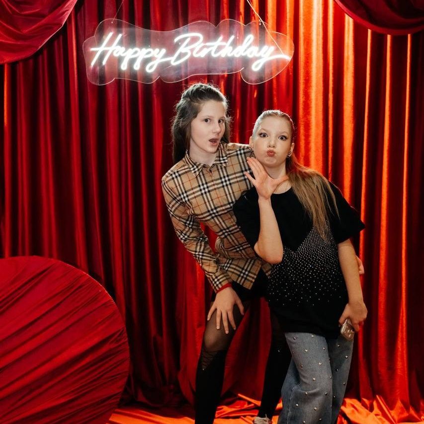 Детский день рождения в красной тематике: праздничная фотозона и декор