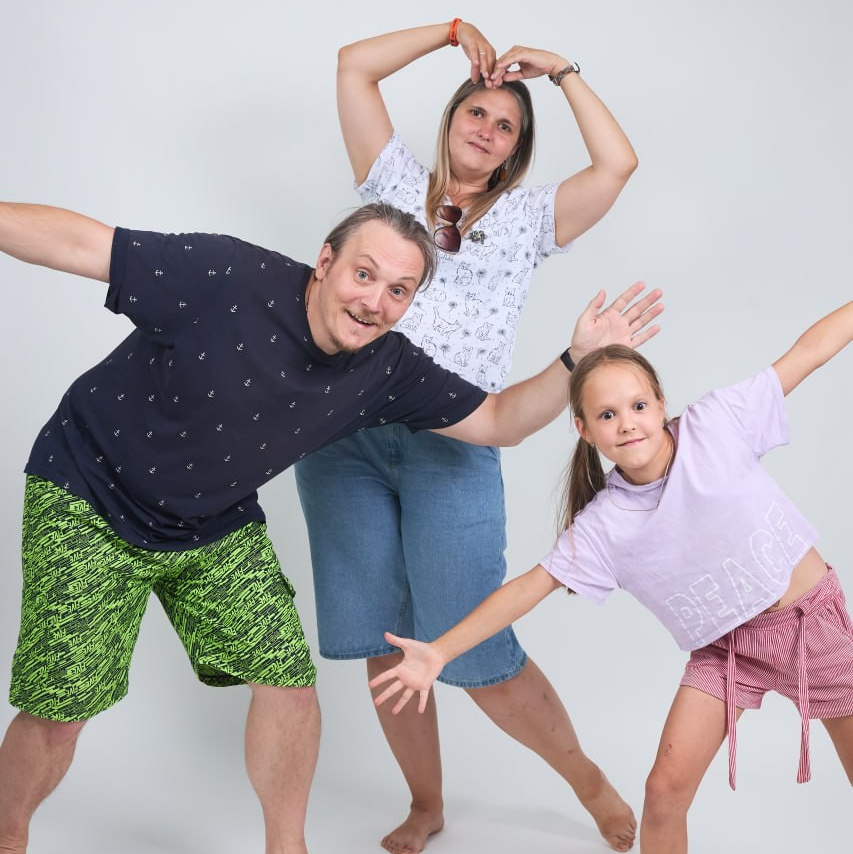 Семейная фотография с белым фоном