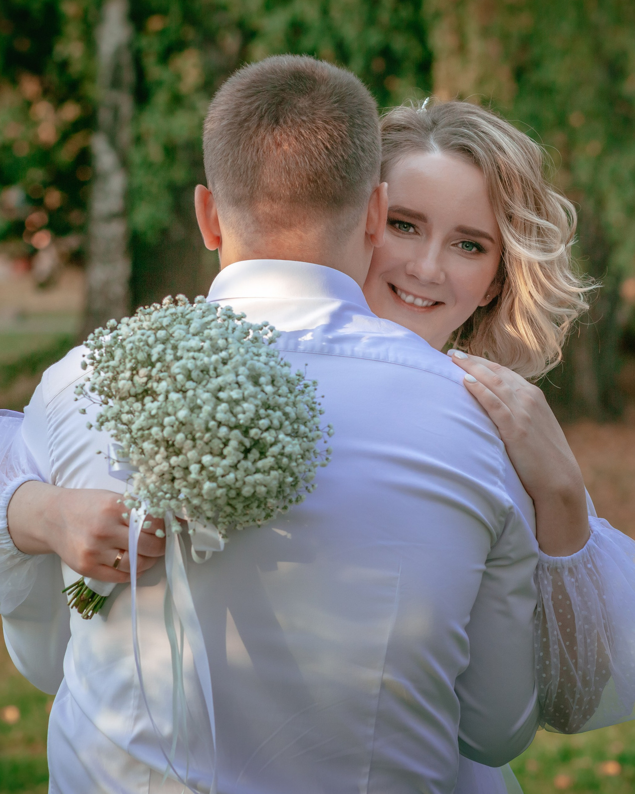 Мальчик сидит на полу перед игрушечной стиральной машиной