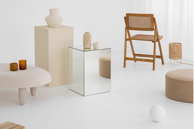 плетеный стул, зеркальная тумба в светлом помещении