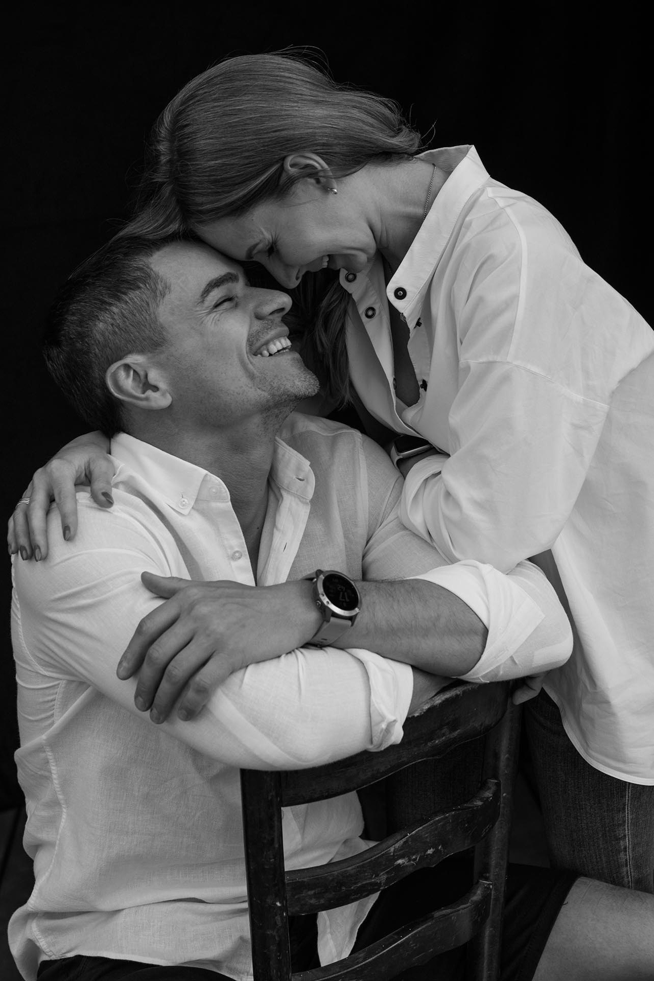 Стильная фотосессия пары: съёмка в чб с естественным светом