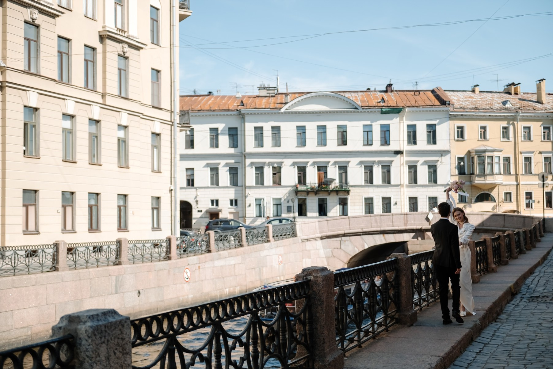 Свадебная фотосессия в городе на узких улочках СПб