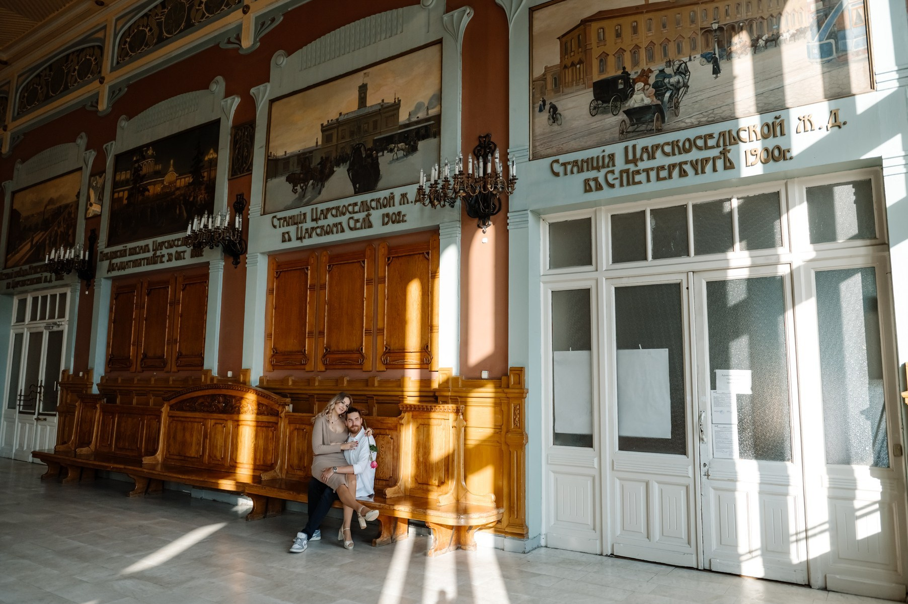 Предсвадебная фотосессия с парнем на Витебском вокзале СПб