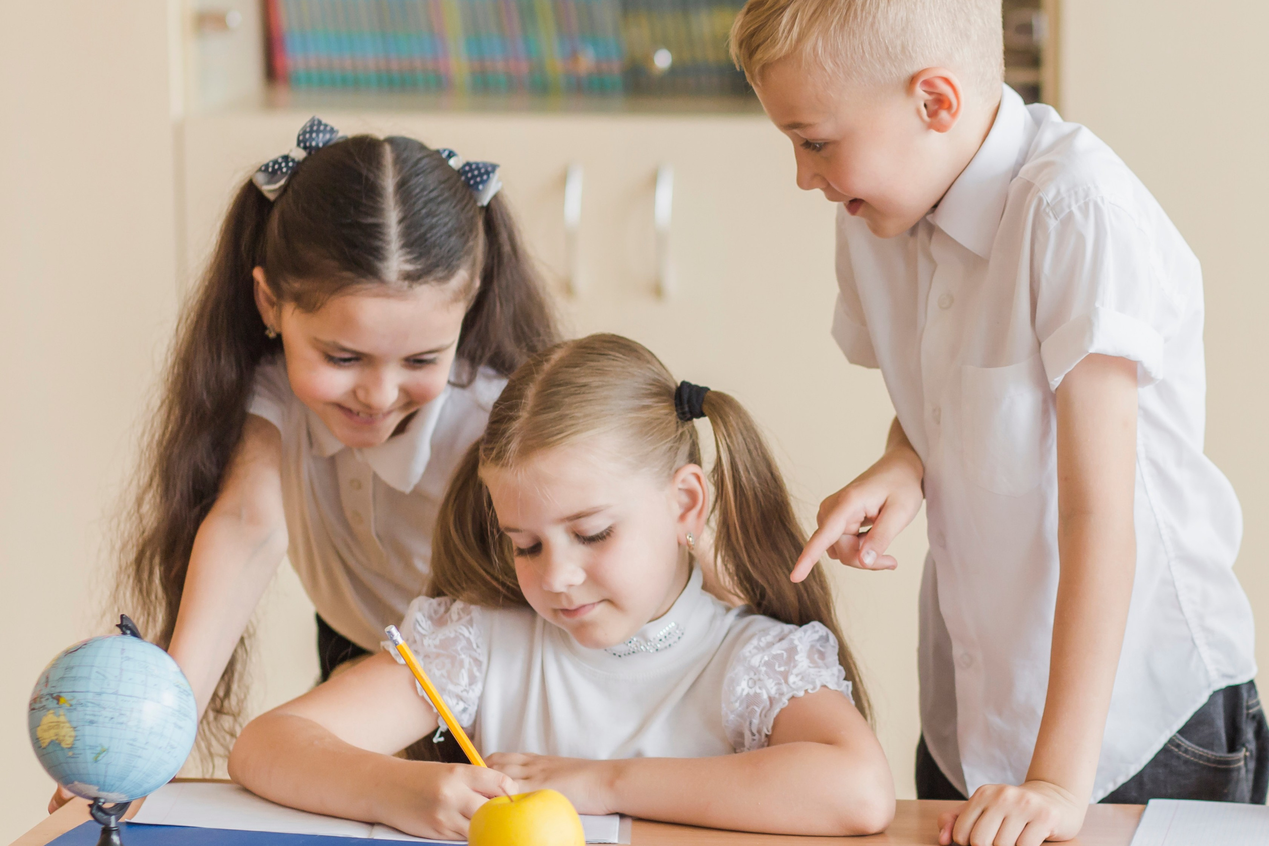 Фотография учеников в классе на уроке для выпускного альбома в Нижневартовске.