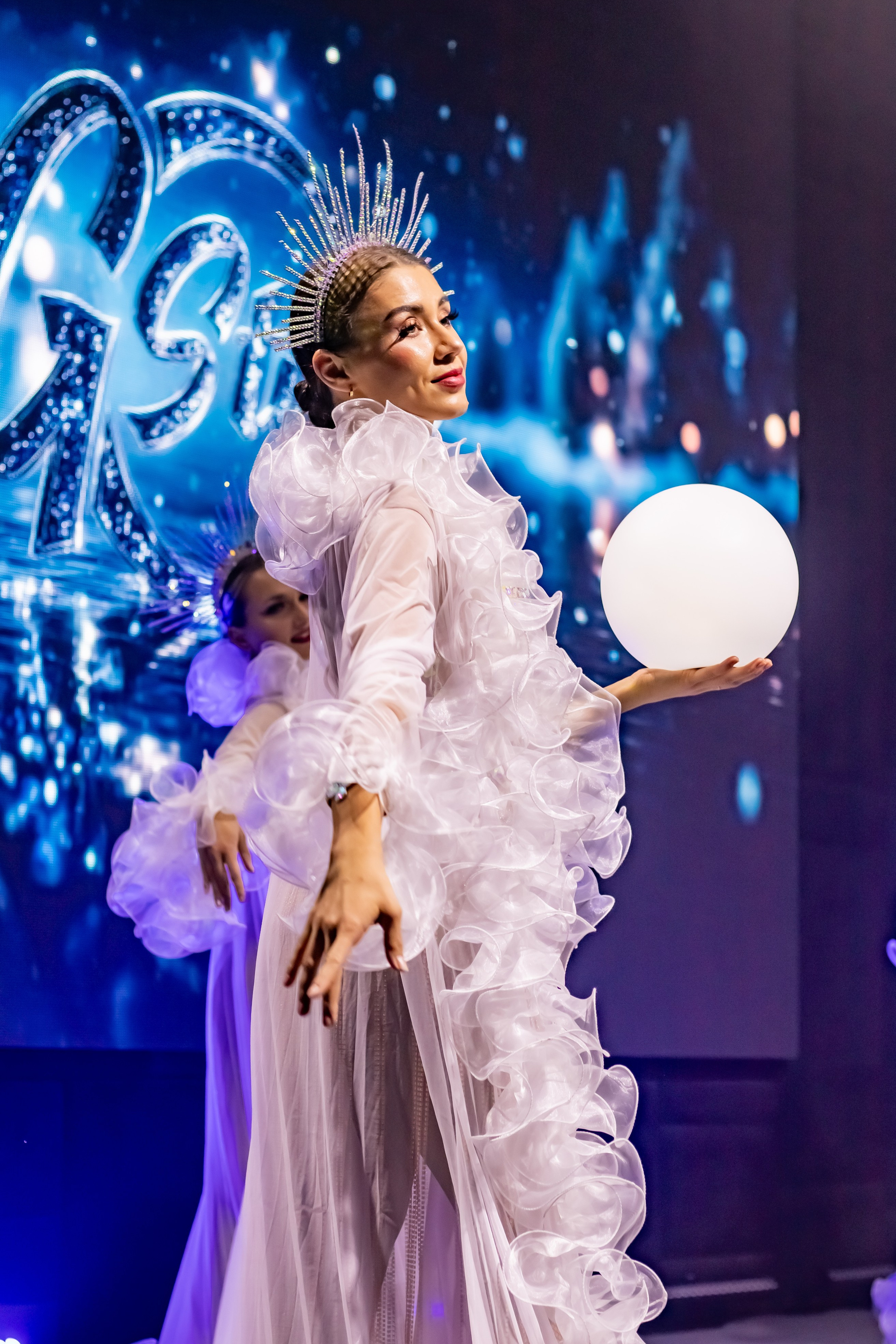 Образ с короной и световым шаром на показе «Красивый бизнес России» — подиумное выступление, Москва, фотограф Карасёва Елена