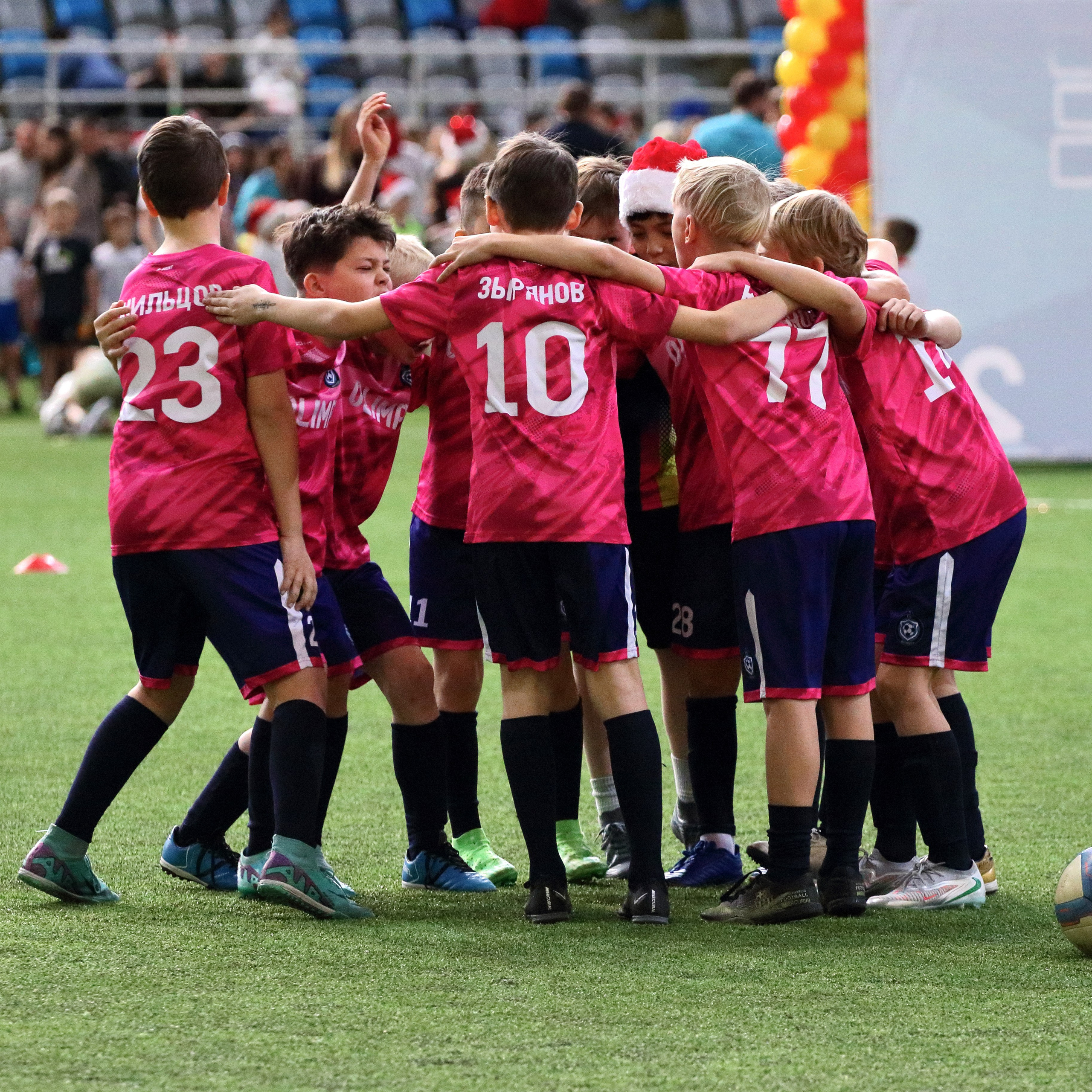 Футболисты кричат речовку перед игрой