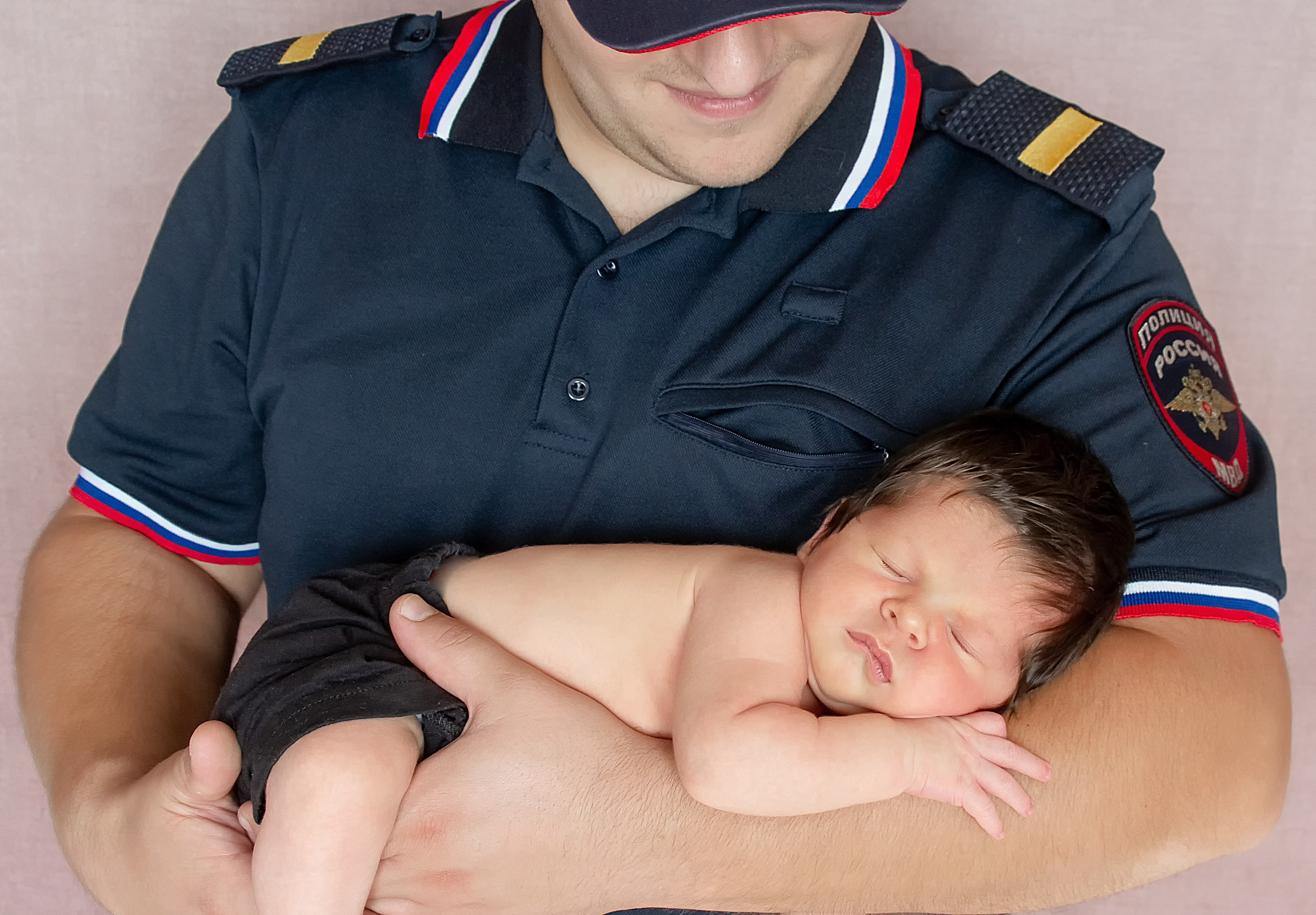 Фотосессия новорожденного с папой-полицейским в форме: нежность и защита