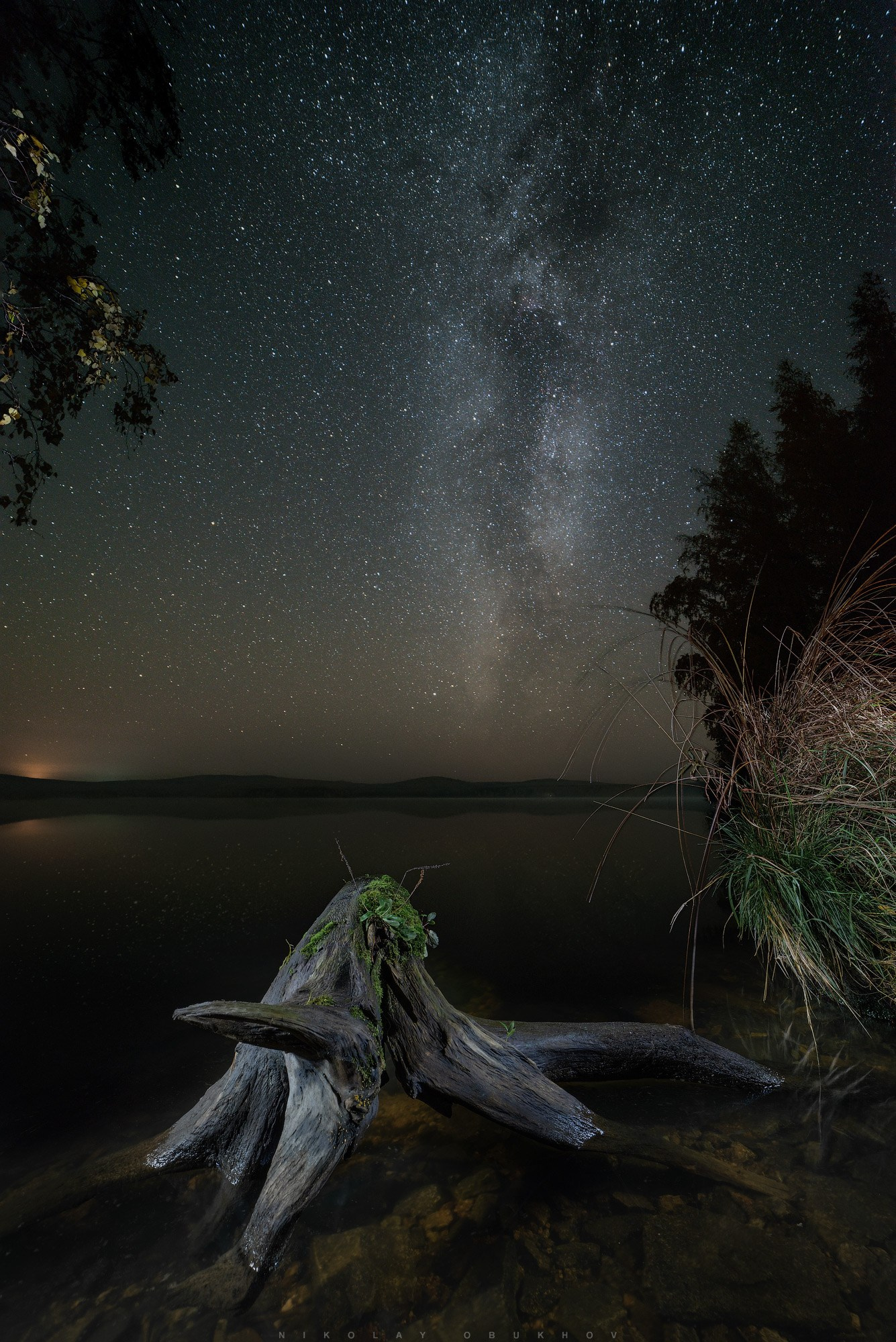 Фото Млечного Пути на берегу озера. Автор: Николай Обухов.