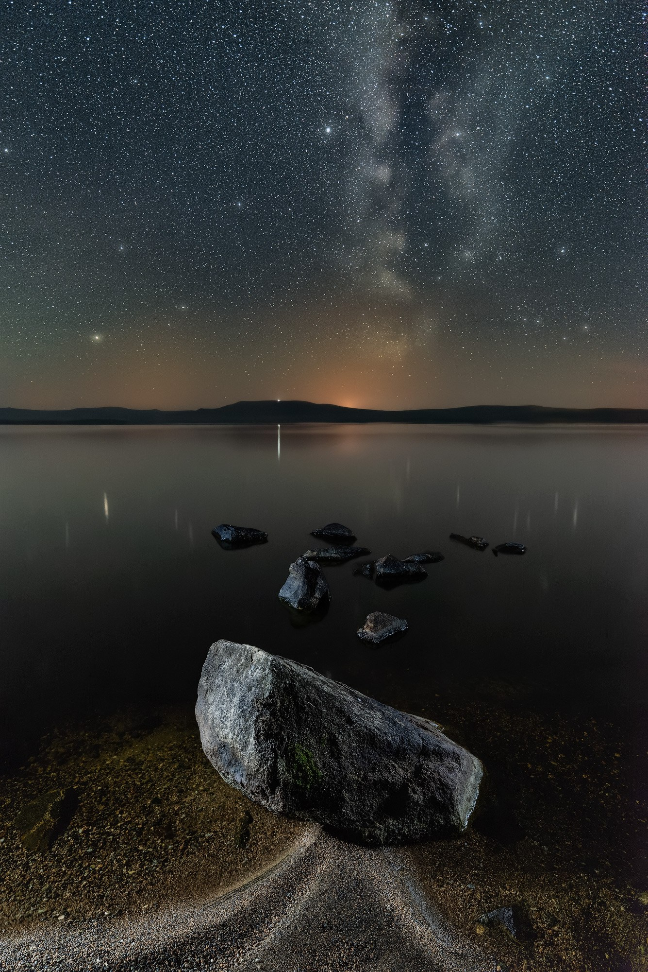 Пример съемки ночного пейзажа с Млечным Путем летом в средних широтах. Автор: Николай Обухов.