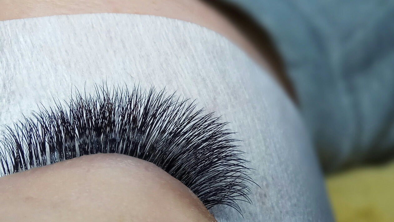 Ресницы наращивает лэшмейкер или лешмейкер