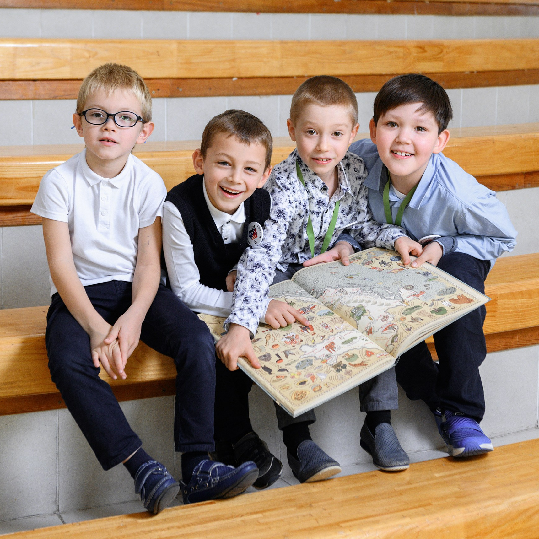 Групповое фото учеников начальной школы 