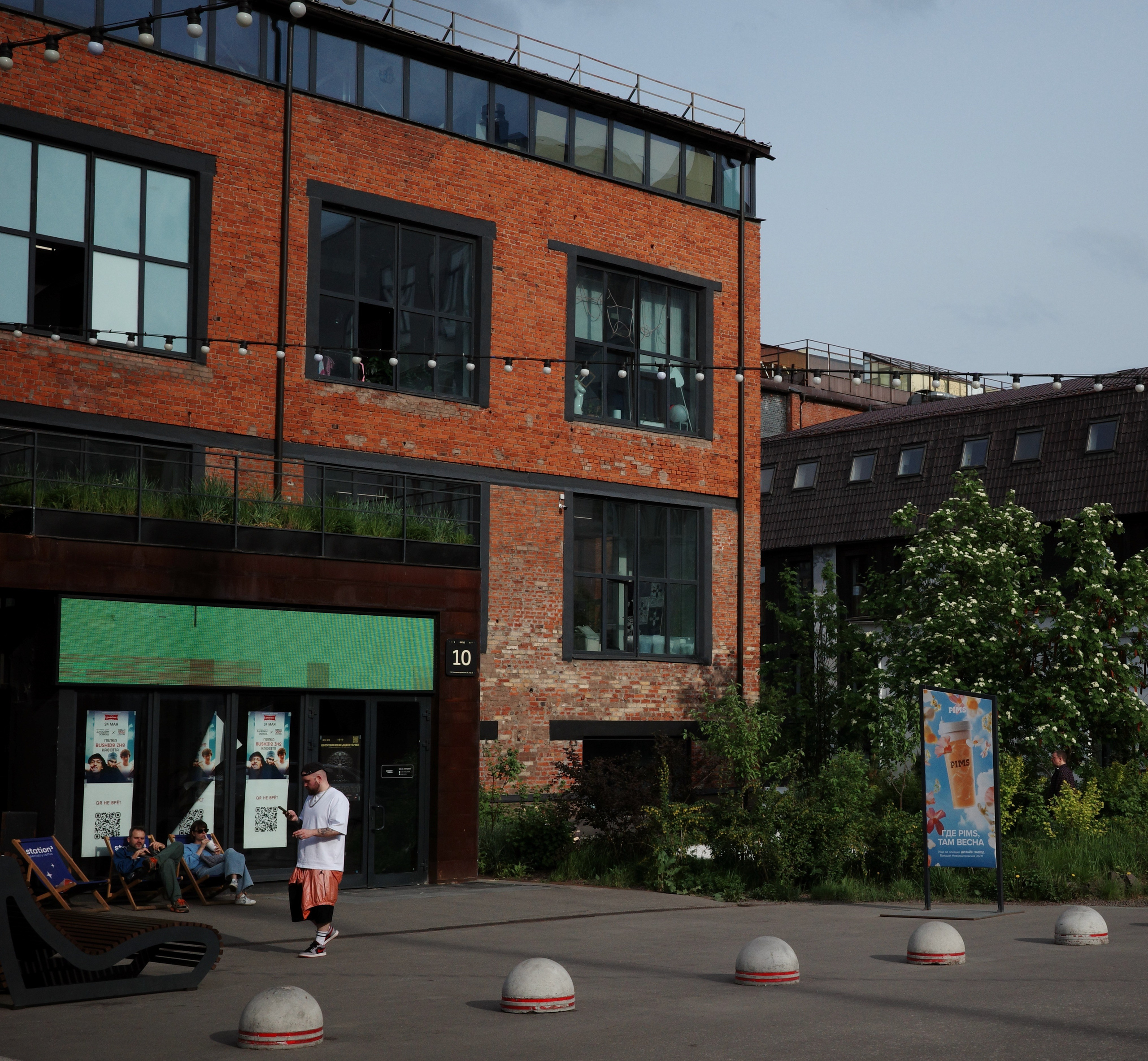 Фотопрогулка по Дизайн-заводу (бывш. «Flacon») и арт-пространству «Хлебозавод» на Дмитровской. Проект «Фотокладовка»: блог уличной фотографии в формате street photo