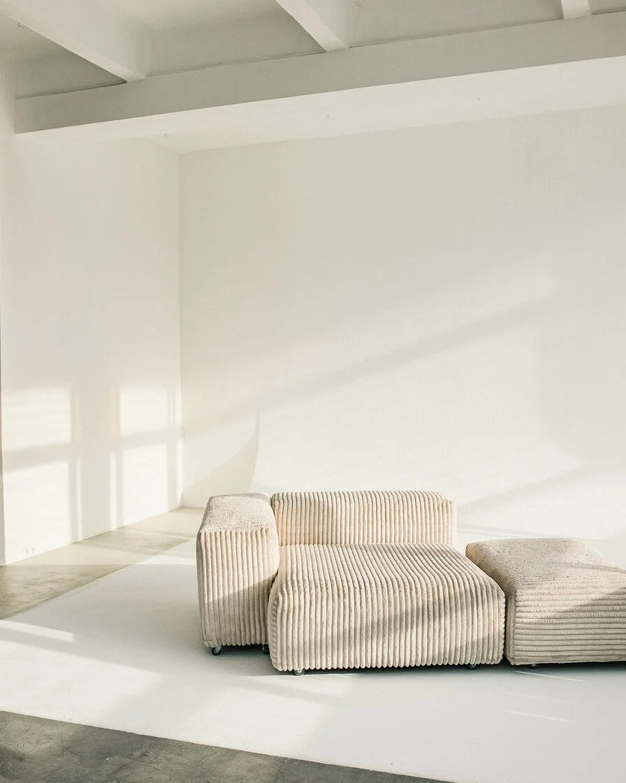 Светлый зал с большим диваном для фотосессии